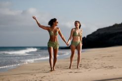 Arena ARENA STRÓJ DAMSKI BIKINI HIGHWAIST OLIVE MULTI 005956620 36. Zielone stroje kąpielowe damskie ARENA, bez wzorów. Za 146.99 zł.