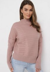 Ciemnoróżowy Sweter z Wełną o Asymetrycznym Fasonie z Tłoczeniem Sarositte. Czerwone swetry nierozpinane damskie Born2be, bez wzorów, z wełny, z asymetrycznym kołnierzem, bez ramiączek. Za 159.99 zł.