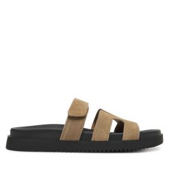 Klapki DeeZee. Brązowe klapki damskie DeeZee, bez wzorów, bez obcasa, bez zapięcia. Za 159.99 zł.