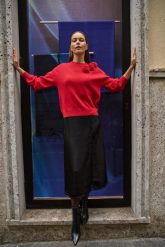 Sweter z różą czerwony. Czerwone swetry nierozpinane damskie MOODO, l, bez wzorów, z elastanu, bez kołnierzyka, bez ramiączek. Za 139.99 zł.