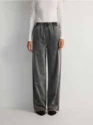 Jeansy wide leg - szary. Szare jeansy damskie Reserved, bez wzorów, z bawełny. W wyprzedaży za 89.99 zł.