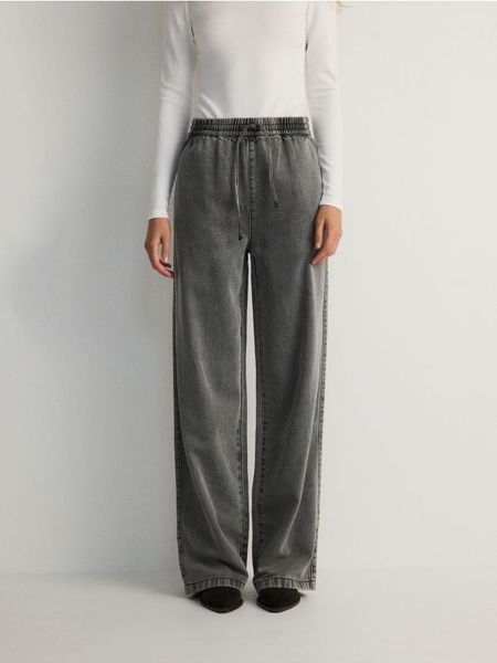 Jeansy wide leg - szary. Szare jeansy damskie Reserved, bez wzorów, z bawełny. W wyprzedaży za 89.99 zł.