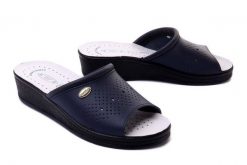 SANITAL FLEX 698/I blue, klapki damskie. Niebieskie klapki damskie Sanital-Flex, bez wzorów, ze skóry, bez obcasa, na koturnie, bez zapięcia. Za 97.67 zł.