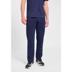 Spodnie dresowe Hummel Move 2.0. Niebieskie spodnie sportowe męskie Hummel, bez wzorów, z dresówki, na fitness i siłownię. Za 287.00 zł.