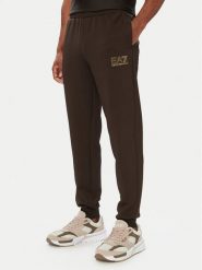 EA7 Emporio Armani Spodnie dresowe 7M002248 AF26242 U6027 Brązowy ciemny Regular Fit. Brązowe spodnie sportowe męskie EA7 Emporio Armani, l, bez wzorów, z dresówki. Za 529.99 zł.
