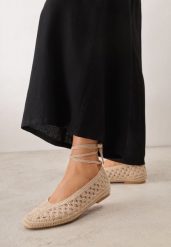 Ciemnobeżowe Szydełkowe Balerinki VICES w Stylu Boho z Wiązaniem Wokół Kostki Nassea. Brązowe balerinki damskie Born2be, na lato, w ażurowe wzory, z jeansu, boho, bez obcasa, bez zapięcia. Za 99.99 zł.