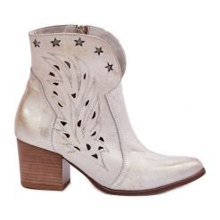 Lewski Shoes Ażurowe Botki Kowbojki Skórzane Na Słupku Lewski 3613 Złoty Przecierany. Żółte botki damskie na jesień, w ażurowe wzory, ze skóry, bez obcasa, na obcasie, bez zapięcia. Za 585.82 zł.