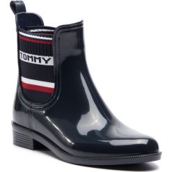 Kalosze TOMMY HILFIGER - Elastic Rain Boot FW0FW03836 Midnight 403. Niebieskie kalosze damskie Tommy Hilfiger, bez wzorów, z materiału, bez zapięcia. W wyprzedaży za 209.00 zł.