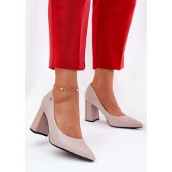Eleganckie Czółenka Na Słupku Vinceza 62220 Szare. Szare czółenka damskie bez wzorów, ze skóry, eleganckie, bez obcasa, na obcasie, bez zapięcia. Za 187.53 zł.