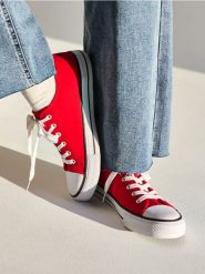 Trampki - czerwony. Czerwone trampki i tenisówki damskie Sinsay, bez wzorów, bez zapięcia. Za 29.99 zł.