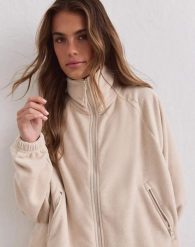 Damska kurtka polarowa na zamek Fleece Zip piaskowa. Brązowe kurtki sportowe damskie Aim'n, l, bez wzorów, z materiału, bez ramiączek, bez kaptura, trekkingowe. Za 434.00 zł.