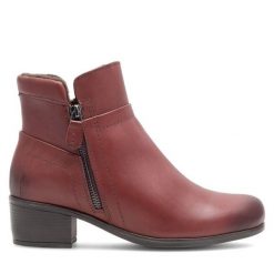 Botki Go Soft. Czerwone botki damskie GO SOFT, bez wzorów, bez obcasa, na słupku, bez zapięcia. Za 249.99 zł.