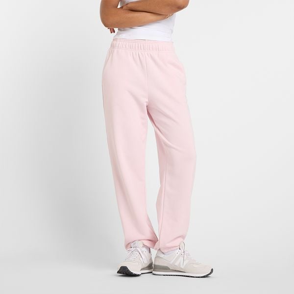 Spodnie damskie New Balance WP41500RSG – różowe. Czerwone spodnie dresowe damskie New Balance, bez wzorów, z bawełny, klasyczne, z podwyższonym stanem. Za 169.99 zł.