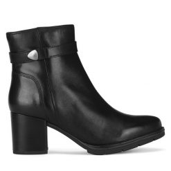 Botki Lasocki. Czarne botki damskie Lasocki, bez wzorów, bez obcasa, na słupku, bez zapięcia. Za 229.99 zł.