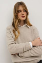 WEŁNIANY SWETER LAURA BEŻOWY S - Flawless. Brązowe swetry nierozpinane damskie Flawless, s, bez wzorów, z kaszmiru, biznesowe, bez kołnierzyka, bez ramiączek. Za 590.00 zł.