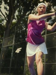 4F Koszulka bez rękawów tenisowa regular szybkoschnąca damska - fioletowa XS. Fioletowe koszulki sportowe damskie 4F, xs, bez wzorów, bez ramiączek, na fitness i siłownię. Za 99.99 zł.