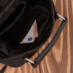 Paolo Peruzzi Saszetka męska na ramię skórzana vintage do pracy praktyczna czarna T-128-HBL. Czarne saszetki i nerki męskie Paolo Peruzzi, bez wzorów. Za 324.98 zł.