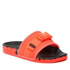 Klapki adidas. Brązowe klapki damskie Adidas, bez wzorów, sportowe, bez obcasa, bez zapięcia. Za 259.99 zł.