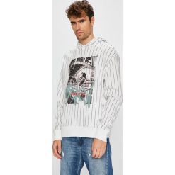 Review - Bluza. Białe bluzy męskie Review, m, bez wzorów, z bawełny, bez ramiączek, z kapturem. W wyprzedaży za 129.90 zł.
