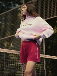 4F Bluza dresowa loose z kapturem damska - różowa M. Czerwone bluzy damskie 4F, m, bez wzorów, z bawełny, klasyczne, bez ramiączek, z kapturem. Za 169.99 zł.