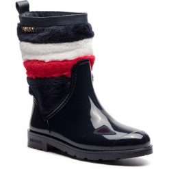 Kalosze TOMMY HILFIGER - Corporate Faux Fur Rain Boot FW0FW03616 Midnight 403. Niebieskie kalosze damskie Tommy Hilfiger, bez wzorów, z futra, bez zapięcia. W wyprzedaży za 299.00 zł.