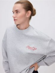 Bluza z haftowanym napisem - jasnoszary. Szare bluzy damskie Reserved, l, bez wzorów, z bawełny, bez ramiączek, bez kaptura. Za 119.99 zł.