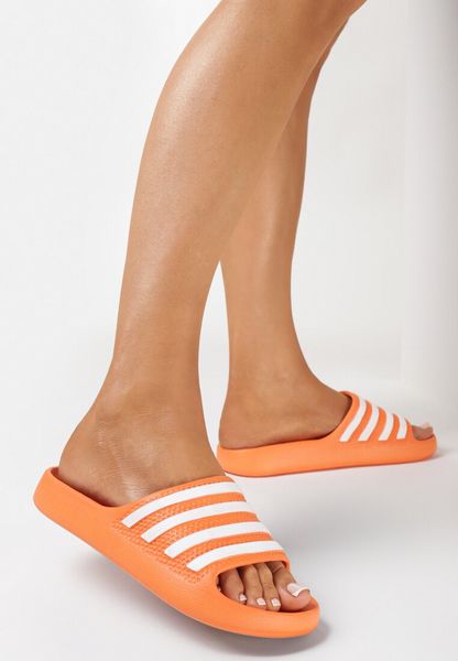 Pomarańczowe Klapki Basenowe z Wzorem w Paski Nasile. Brązowe klapki damskie Born2be, bez wzorów, klasyczne, bez obcasa, bez zapięcia. Za 29.99 zł.