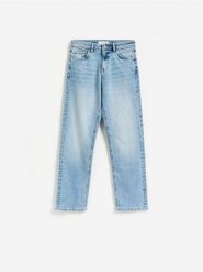 Jeansy straight z krótszą nogawką - niebieski. Niebieskie jeansy damskie Reserved, bez wzorów, z bawełny, krótkie. Za 129.99 zł.