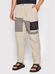 New Balance Spodnie materiałowe MP21502 Beżowy Relaxed Fit. Brązowe spodnie materiałowe męskie New Balance, bez wzorów, z materiału. Za 349.99 zł.