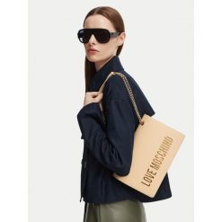 Torebka LOVE MOSCHINO. Brązowe listonoszki damskie Love Moschino, bez wzorów, bez dodatków. Za 949.99 zł.
