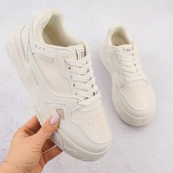 Buty sportowe beżowe Big Star NN274668. Brązowe obuwie sportowe damskie BIG STAR, bez wzorów, ze skóry ekologicznej, bez zapięcia. Za 85.50 zł.