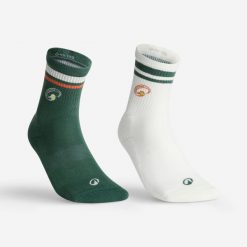 Skarpety sportowe RS300 wysokie 2 pary specjalna edycja. Białe skarpetki damskie Decathlon, bez wzorów, z bawełny. Za 34.99 zł.