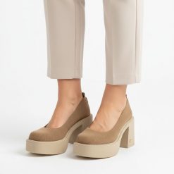 Półbuty damskie Karino, stabilny słupek podwyższona platforma miękka cholewka zabudowany przód masywna podeszwa, beżowe, 5996/007-P. Brązowe półbuty damskie Karino, bez wzorów, eleganckie, bez obcasa, na obcasie, bez zapięcia. Za 519.00 zł.