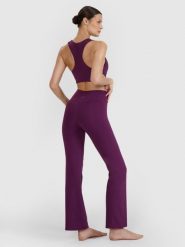 4F Legginsy do jogi i pilatesu z rozszerzanymi nogawkami damskie - fioletowe M. Fioletowe legginsy damskie 4F, m, bez wzorów, z dzianiny, z podwyższonym stanem, na fitness i siłownię. W wyprzedaży za 149.99 zł.