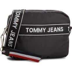 Torebka TOMMY JEANS - Logo Cam AU0AU00191 002. Czarne listonoszki damskie Tommy Jeans, bez wzorów, z jeansu, bez dodatków. W wyprzedaży za 239.00 zł.