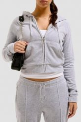 JUICY COUTURE Szara damska bluza Madison Hoodie. Szare bluzy damskie Juicy Couture, s, bez wzorów, z elastanu, eleganckie, bez ramiączek, z kapturem. W wyprzedaży za 295.99 zł.