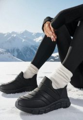 Czarne Pikowane Sneakersy Śniegowce na Grubej Tłoczonej Platformie Verta. Czarne śniegowce damskie Born2be, z jeansu, bez zapięcia. Za 39.99 zł.