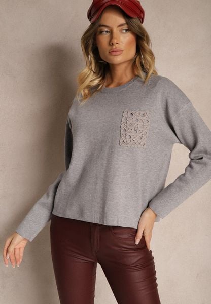 Szary Pudełkowy Sweter Zdobiony Wzorzystą Kieszonką Zeanila. Szare swetry nierozpinane damskie Renee, z aplikacjami, casualowe, bez kołnierzyka, bez ramiączek. Za 54.99 zł.