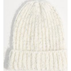 Czapka beanie z lureksu - Kremowy. Białe czapki damskie Mohito, bez wzorów. W wyprzedaży za 9.99 zł.