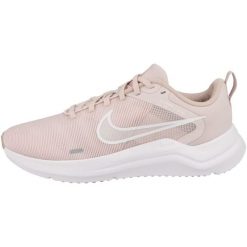 Tenisówki Nike Model Downshifter 12 Womens Kolor Rose. Białe trampki męskie Nike, bez wzorów, z tkaniny, sportowe, bez zapięcia. Za 313.75 zł.