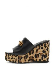 Guess Sandały 181561 Czarny. Czarne sandały damskie Guess, z aplikacjami, bez obcasa, na słupku, bez zapięcia. Za 549.99 zł.