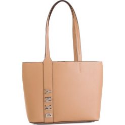 Torebka DKNY - Bedford Lg Tote R83AH641 Latte LAT. Brązowe shopperki damskie DKNY, bez wzorów, ze skóry, bez dodatków. W wyprzedaży za 609.00 zł.