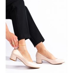 Eleganckie perłowe czółenka na niskim słupku Sergio Leone beżowy. Brązowe czółenka damskie bez wzorów, eleganckie, bez obcasa, na słupku, bez zapięcia. Za 181.89 zł.