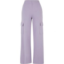 Damskie spodnie dresowe loose fit Urban Classics. Fioletowe spodnie dresowe damskie Urban Classics, bez wzorów, z dresówki, sportowe, długie. Za 168.00 zł.