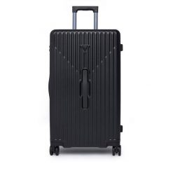 Walizka średnia Guess. Czarne walizki damskie Guess, z aplikacjami, średnie. Za 1,239.00 zł.