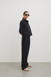 Eleganckie spodnie z zakładkami w kolorze BLACK - DERRY-M/L. Czarne spodnie materiałowe damskie Marsala, bez wzorów, z bawełny, eleganckie. Za 399.90 zł.