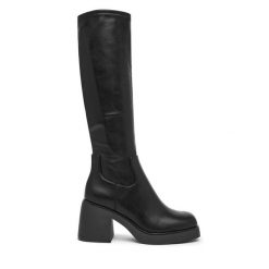 Kozaki Aldo. Czarne kozaki damskie Aldo, bez wzorów, bez obcasa, na słupku, bez zapięcia. Za 469.99 zł.