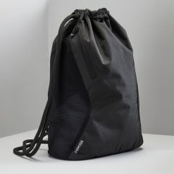 Plecak fitness Domyos 15 l. Czarne plecaki męskie Decathlon, bez wzorów, z materiału, sportowe. Za 39.99 zł.