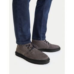 Trzewiki Lasocki. Szare botki męskie Lasocki, bez wzorów, bez obcasa, bez zapięcia. Za 229.99 zł.