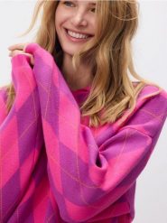 Sweter z kołnierzykiem - intensywny róż. Czerwone swetry nierozpinane damskie Reserved, l, bez wzorów, z dzianiny, bez kołnierzyka, bez ramiączek. Za 139.99 zł.